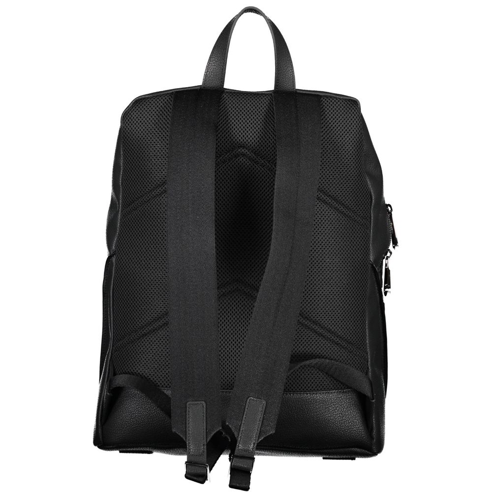 Sac à dos homme Calvin Klein en polyester noir, design moderne et pratique, avec logo visible à l'avant.