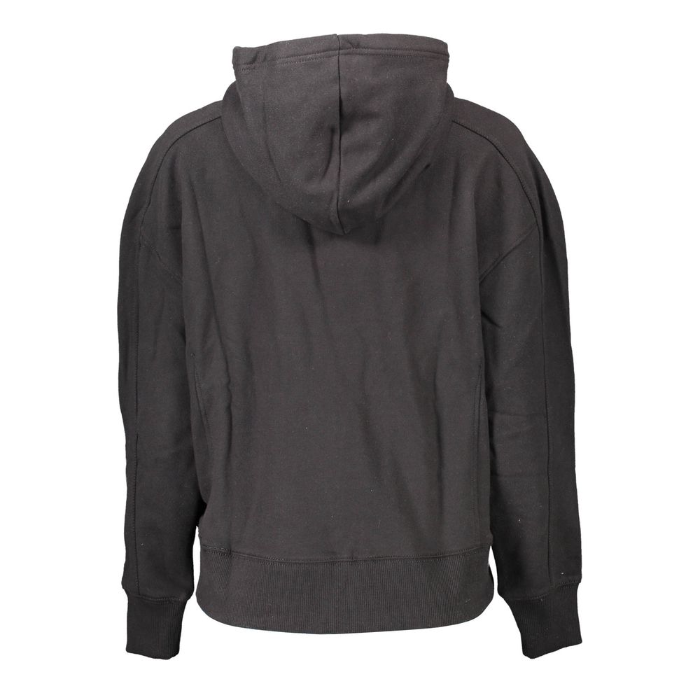 Sweat à capuche en coton noir pour femme de Calvin Klein, détail du hoodie avec logo discret sur la poitrine.