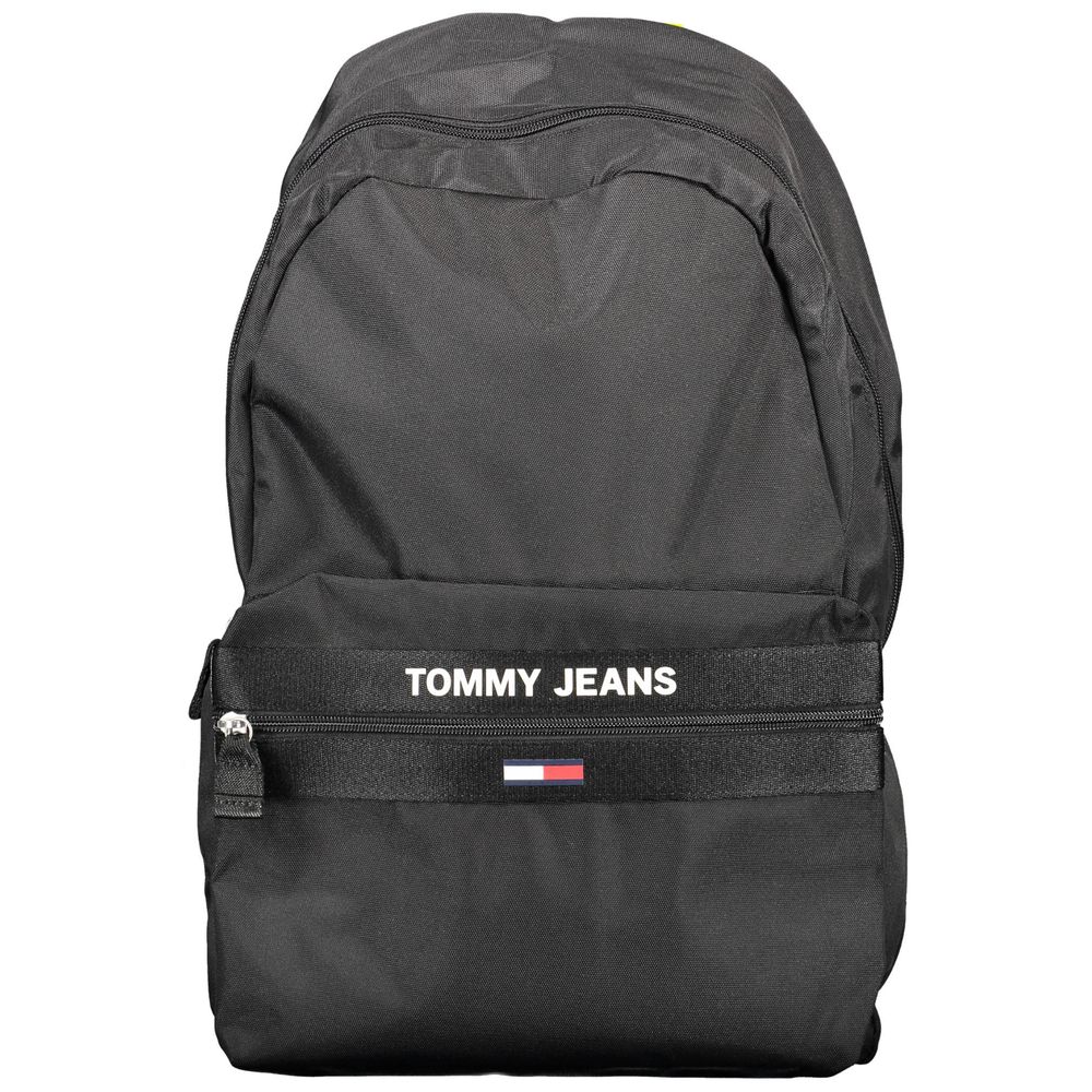 Sac à dos homme Tommy Hilfiger en polyester recyclé noir, avec poches et logo visible sur le devant.