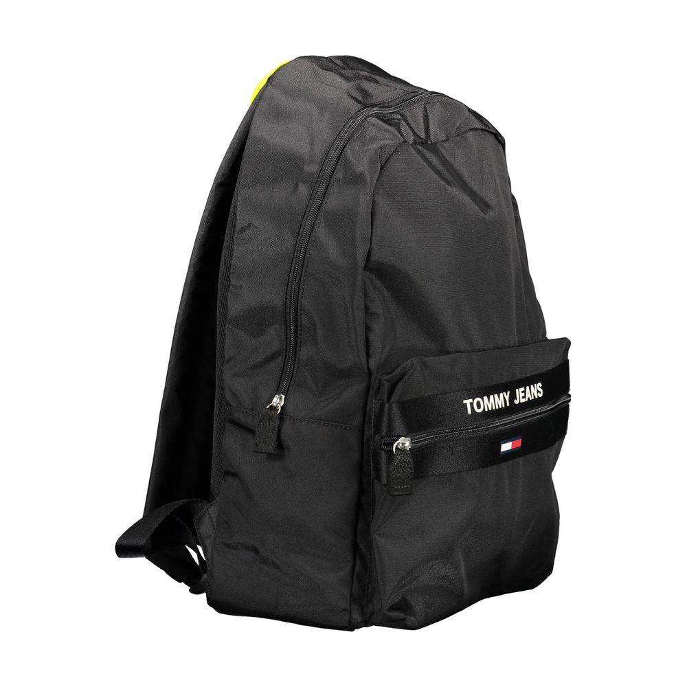 Sac à dos homme Tommy Hilfiger en polyester recyclé noir, avec logo distinctif, porté ou posé sur une surface.