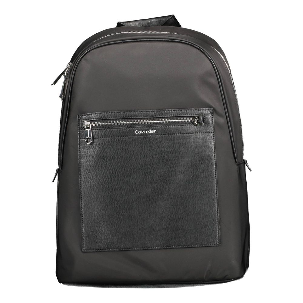 Sac à dos pour homme Calvin Klein en polyester noir, avec poignées et compartiments visibles.