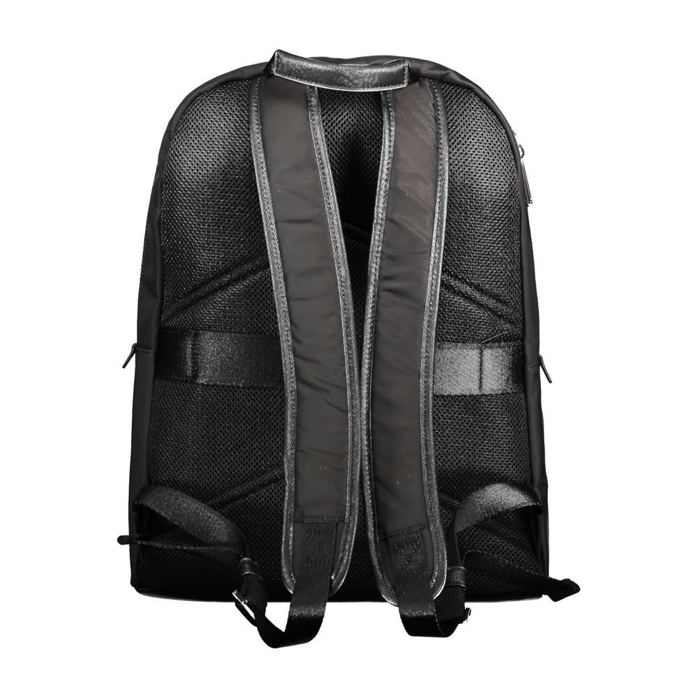 Sac à dos noir en polyester pour homme de la marque Calvin Klein, avec compartiments et design épuré visible dans l'image.