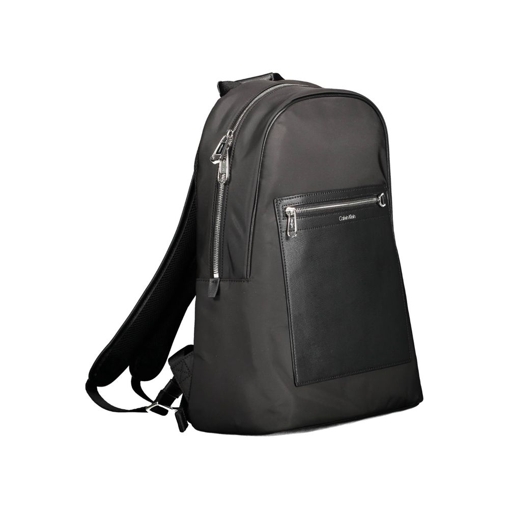 Sac à dos noir pour homme en polyester de la marque Calvin Klein, avec plusieurs compartiments et design élégant.