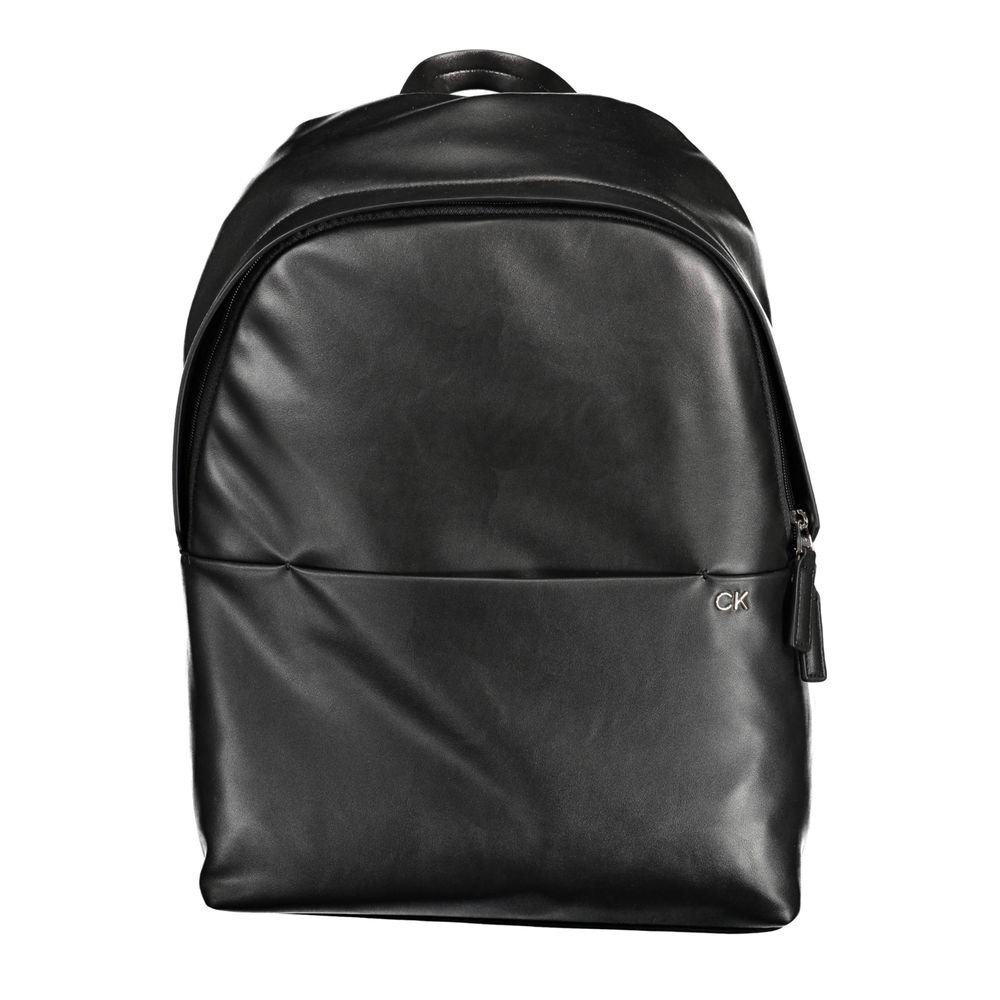 Sac à dos homme Calvin Klein en polyester noir, avec poches et détails élégants, idéal pour un usage quotidien.