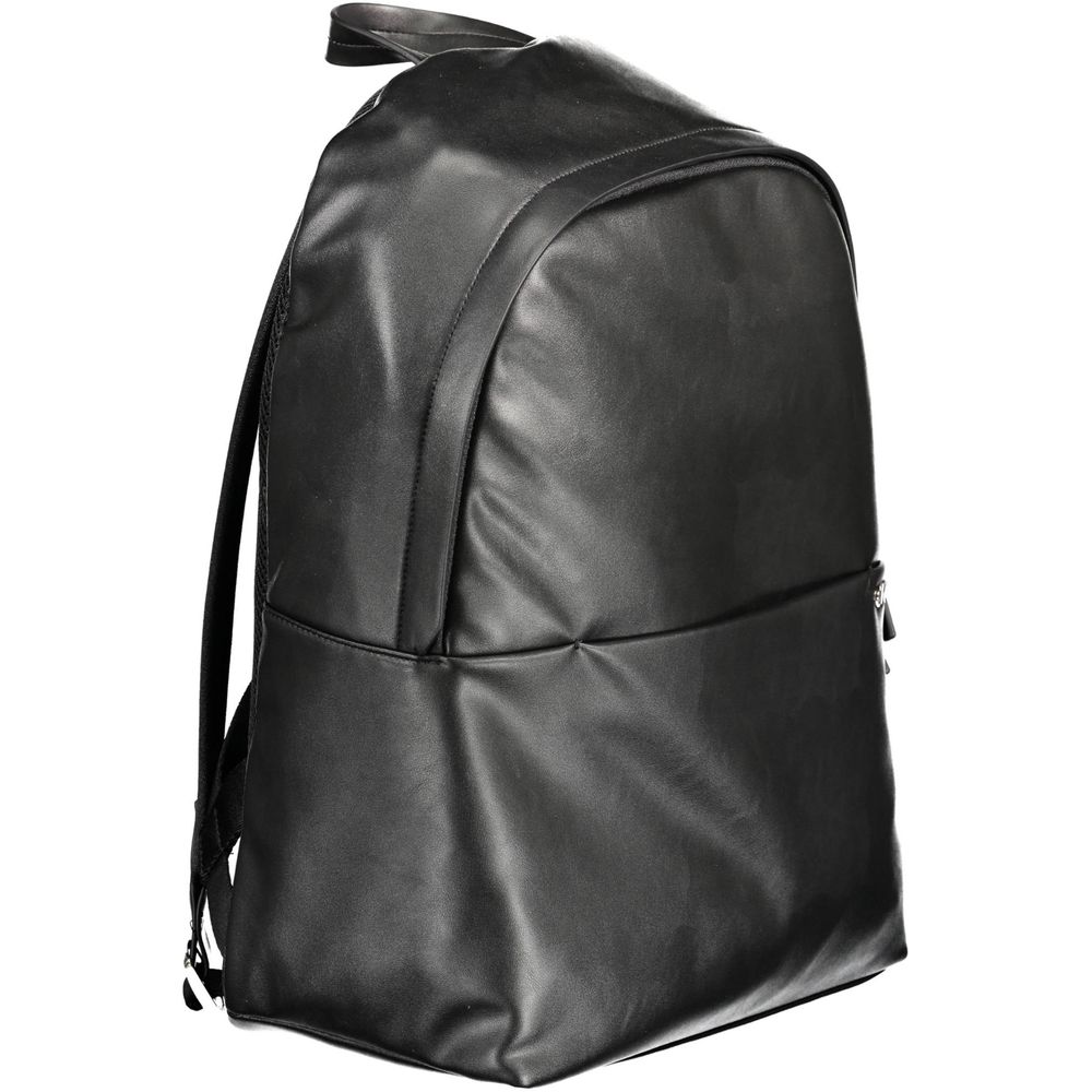 Sac à dos pour homme Calvin Klein en polyester noir, avec compartiments et design élégant visible sur l'image.