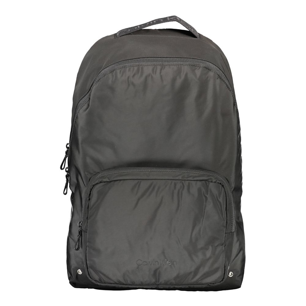 Sac à dos pour homme Calvin Klein noir en polyester recyclé, avec poignées et compartiments visibles.