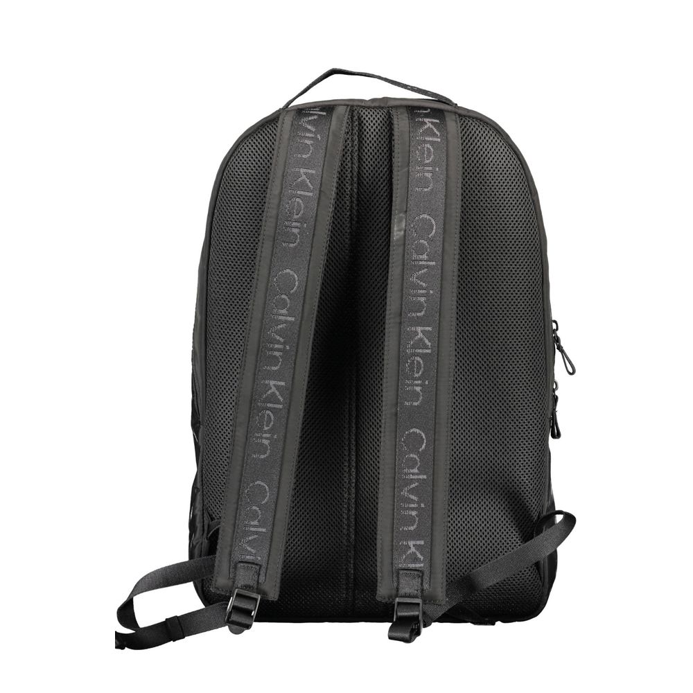 Sac à dos pour homme Calvin Klein en polyester recyclé noir, avec compartiments et design épuré visible sur l'image.
