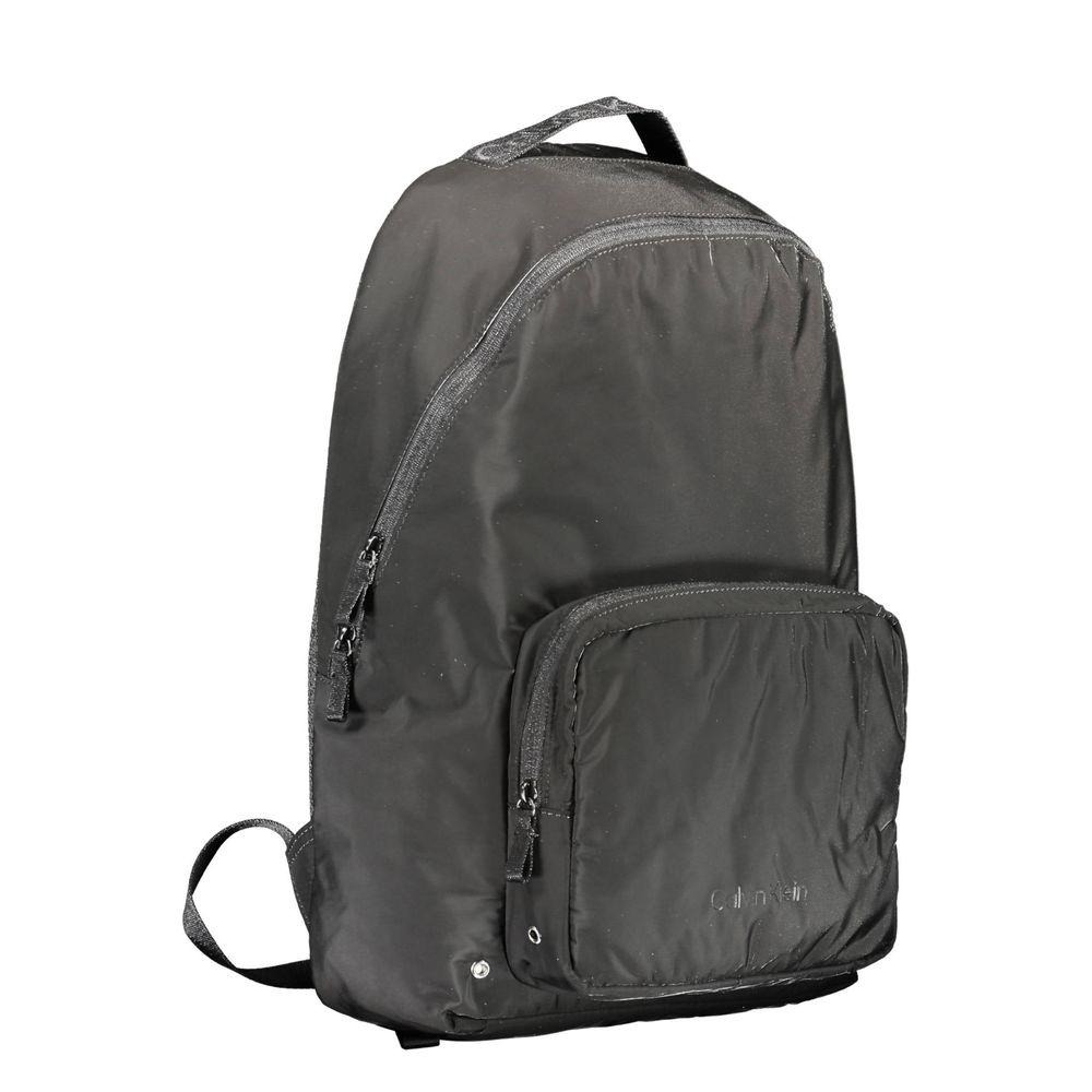 Sac à dos homme Calvin Klein en polyester recyclé noir, avec compartiments et design épuré visible dans l'image.