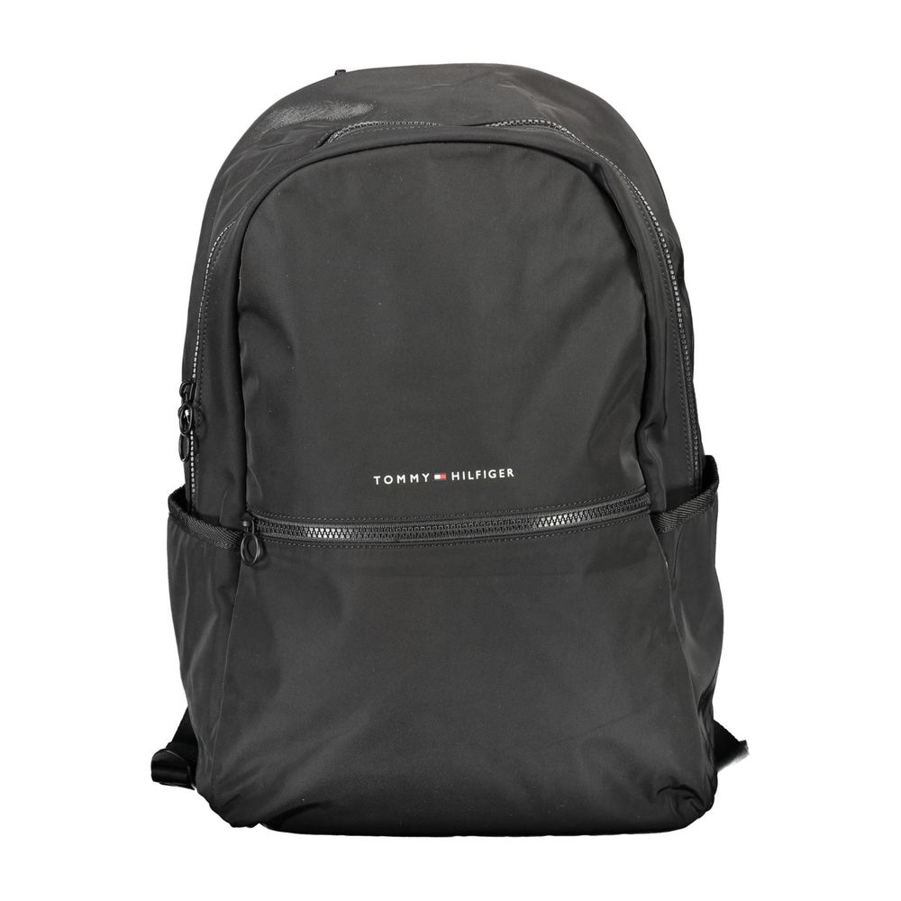 Sac à dos homme Tommy Hilfiger en polyester noir avec logo visible, idéal pour un style pratique et élégant.