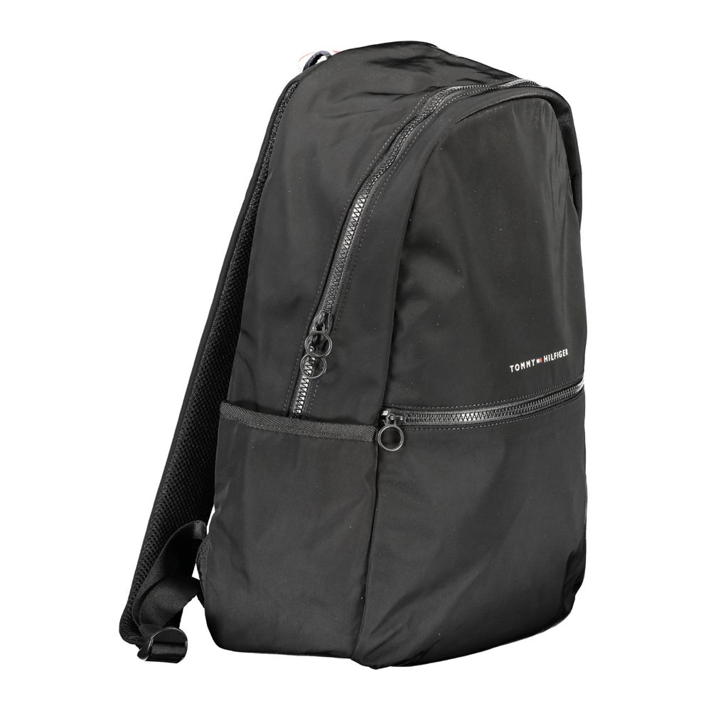 Sac à dos pour homme Tommy Hilfiger en polyester noir avec logo, poches zippées et bretelles ajustables.