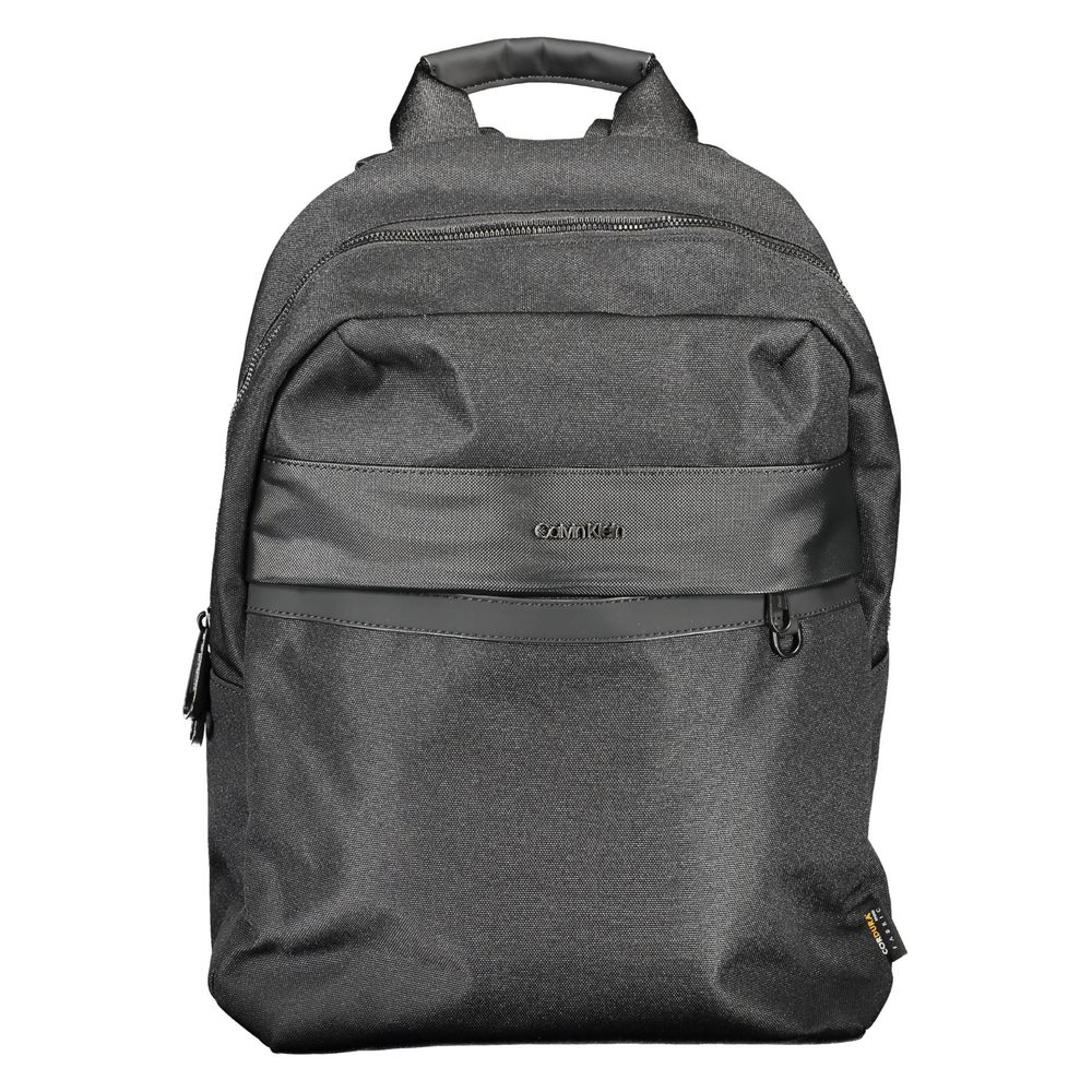 Sac à dos homme Calvin Klein en polyester noir, avec poches et bandoulière ajustable, pour un style épuré et pratique.