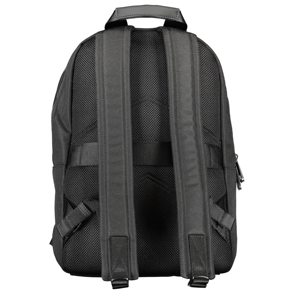Sac à dos pour hommes Calvin Klein en polyester noir, avec compartiments et logo visible.
