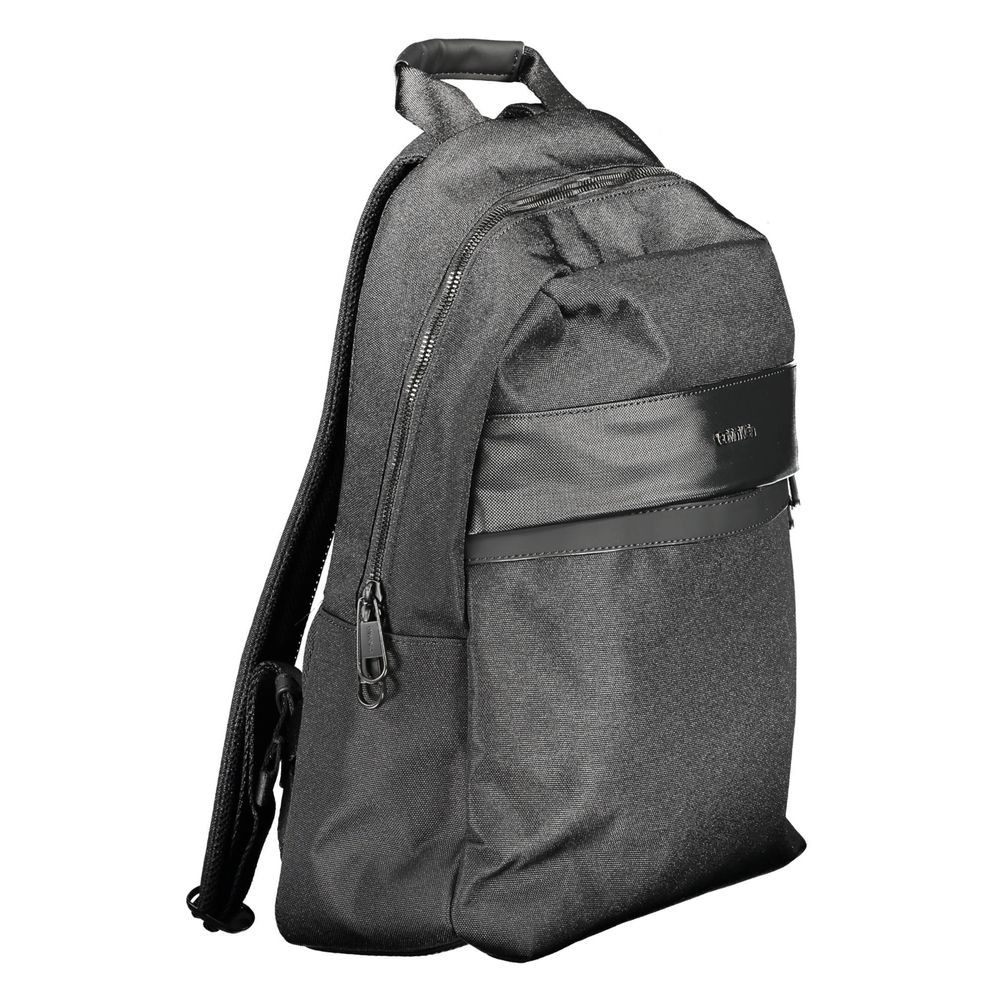 Sac à dos noir en polyester pour homme de la marque Calvin Klein, avec compartiments et design élégant.