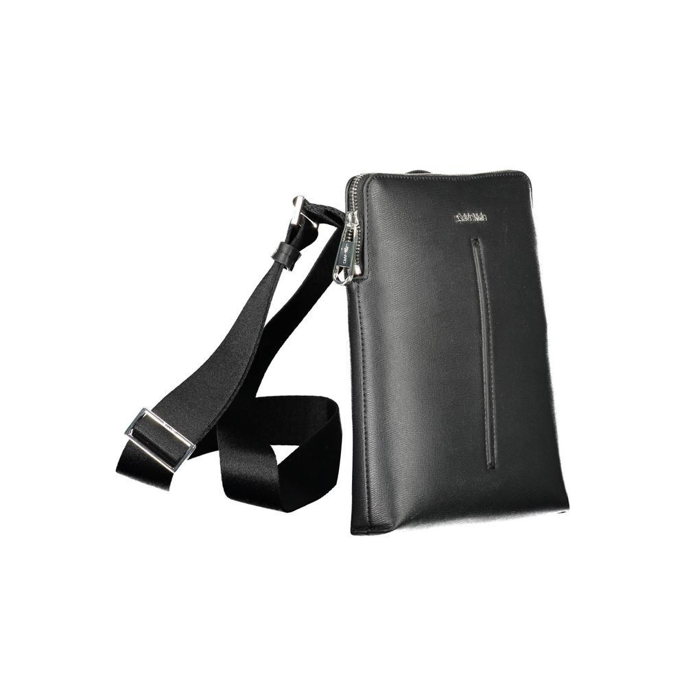 Sac à bandoulière noir en polyuréthane de Calvin Klein pour homme, avec détails élégants et design moderne visible sur l'image.