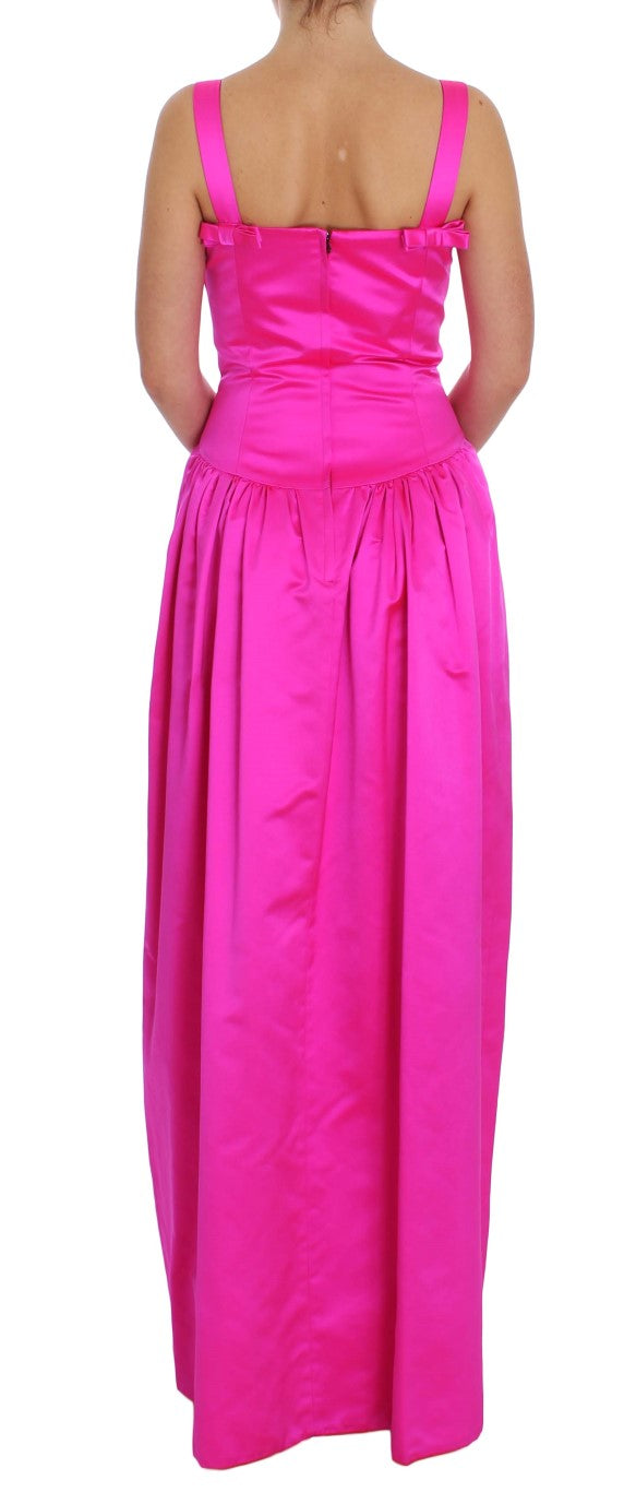 Robe longue en soie rose de type sirène de Dolce & Gabbana, élégante et sophistiquée, portée lors d’un événement formel.