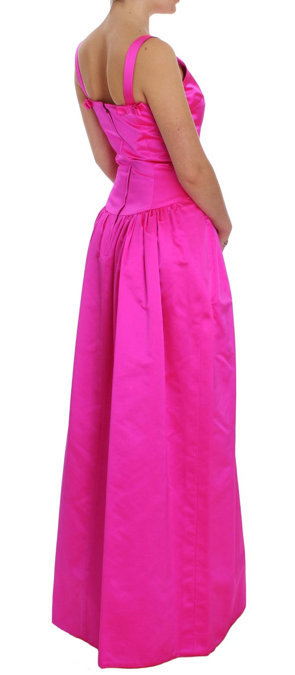 Robe longue en soie rose de style sirène signée Dolce & Gabbana, élégante et sophistiquée, portée lors d'une occasion spéciale.