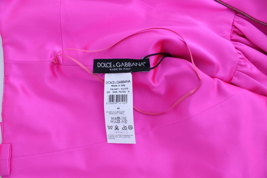 Robe longue en soie rose de Dolce & Gabbana, robe de soirée élégante et sophistiquée avec une coupe ajustée.