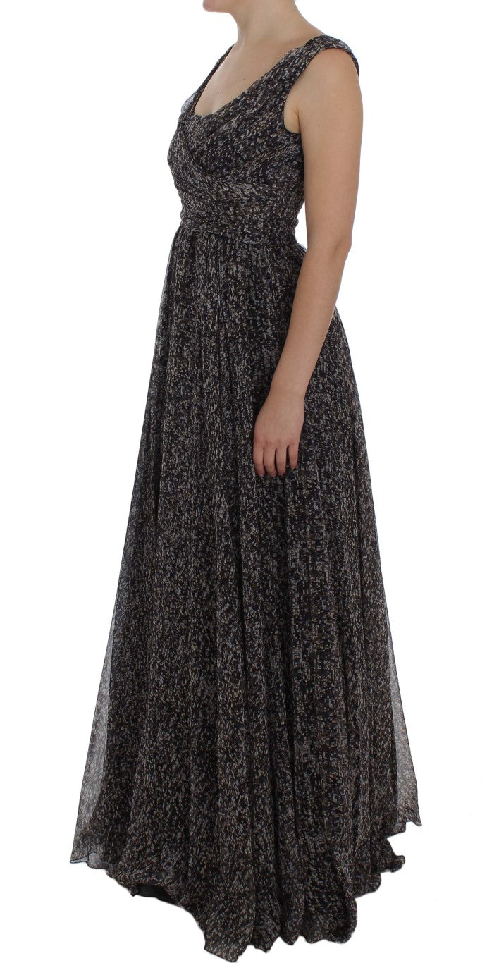 Robe longue en soie sombre de Dolce & Gabbana, robe shift élégante et fluide, portée avec détails sophistiqués.