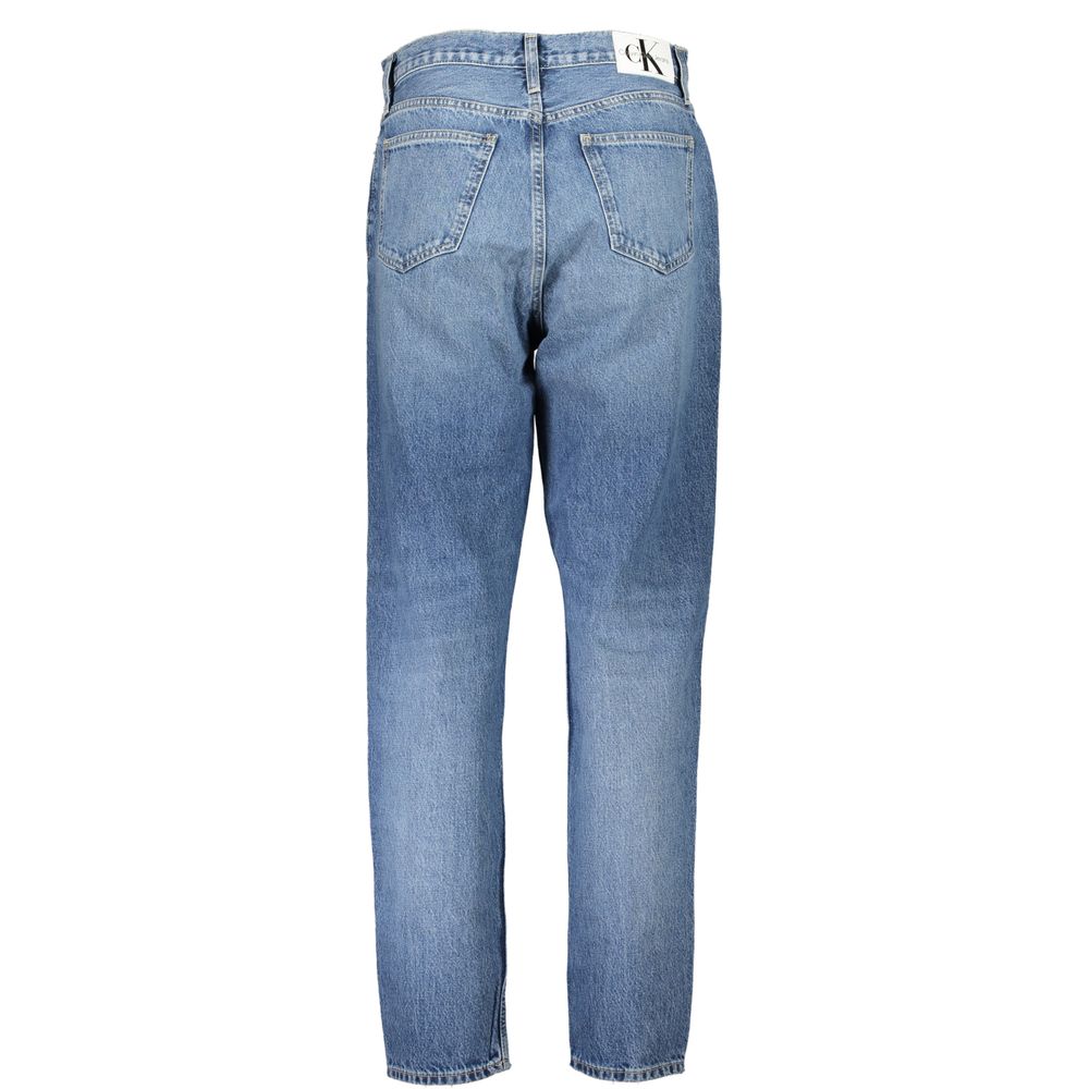 Jeans pour femmes Calvin Klein Blu en coton, coupe classique avec détails modernes, visibles en gros plan.