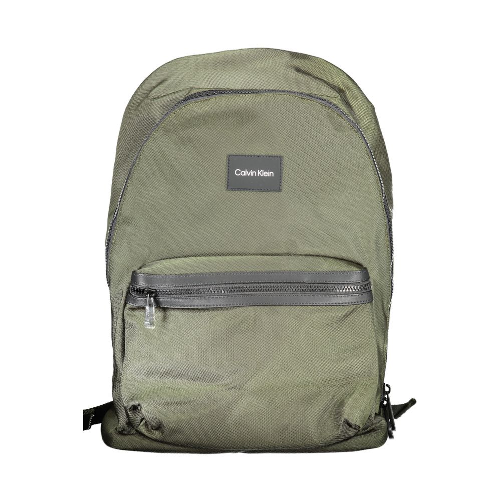 Sac à main noir en polyester pour femmes de la marque Calvin Klein, porté sur l'épaule, avec détails élégants.