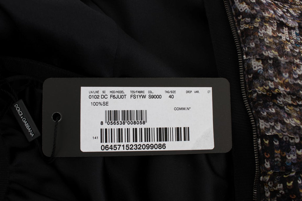 Robe longue en soie noire de Dolce & Gabbana, style sophistiqué et élégant, portée dans une prise de vue en pleine longueur.