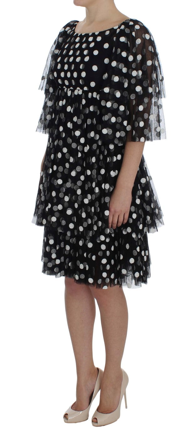 Robe à pois noir et blanc de Dolce & Gabbana avec volant, style élégant et féminin, pour occasions spéciales.
