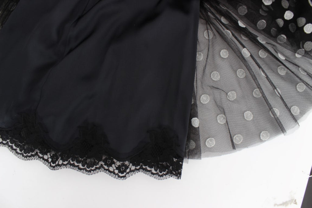 Robe à pois noir et blanc Dolce & Gabbana avec volants et design élégant, vue de face sur un fond neutre.