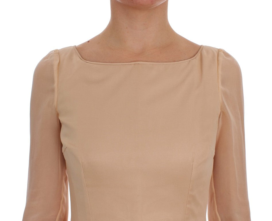 Robe longue en soie beige de Dolce & Gabbana, robe de bal élégante et fluide, vue de face sur un fond neutre.