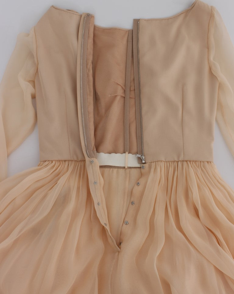 Robe longue en soie beige de Dolce & Gabbana, robe de bal élégante et fluide, vue de face sur un fond neutre.