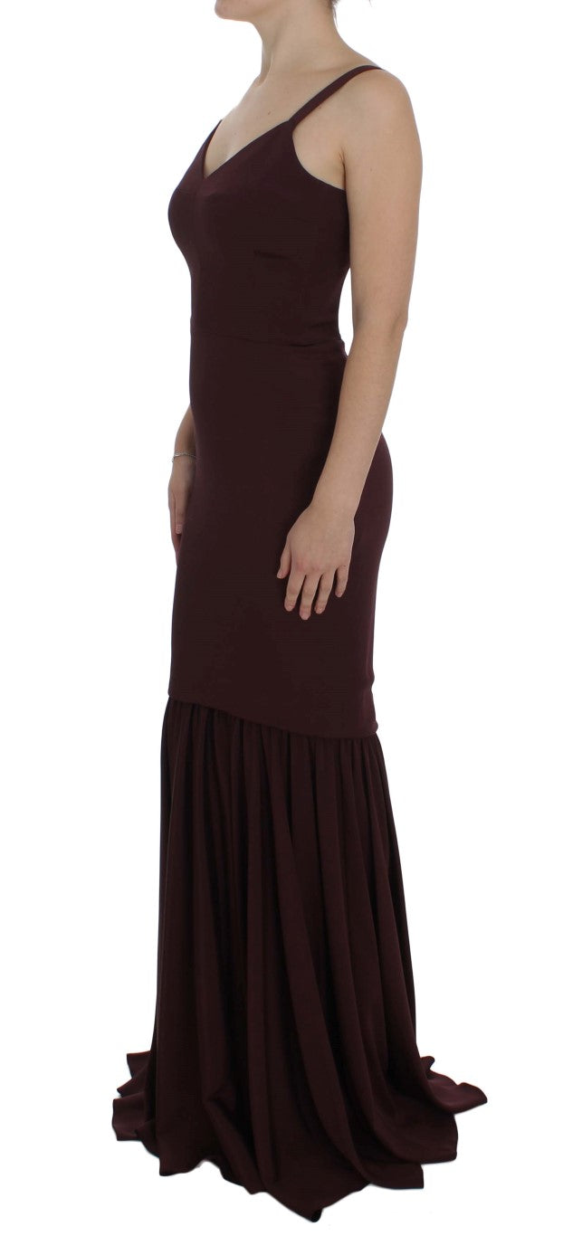 Robe moulante longue en stretch bordeaux de Dolce & Gabbana, ajustée et élégante, portée sur un mannequin.