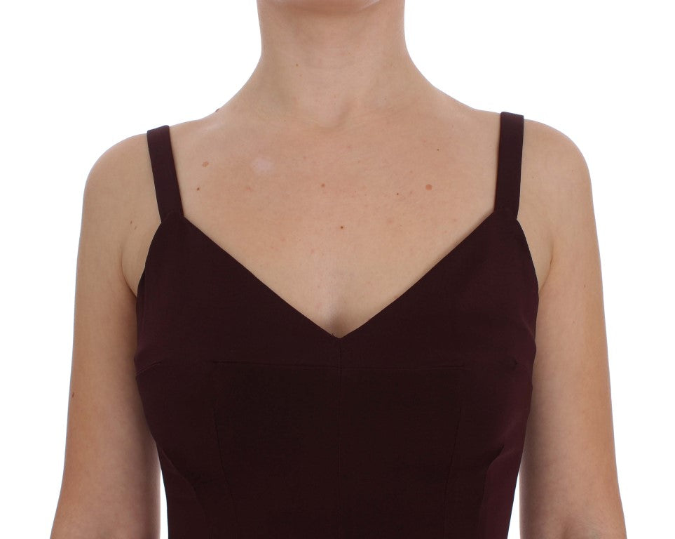 Robe longue en stretch bordeaux de Dolce & Gabbana, robe droite et élégante, portée sur mannequin.
