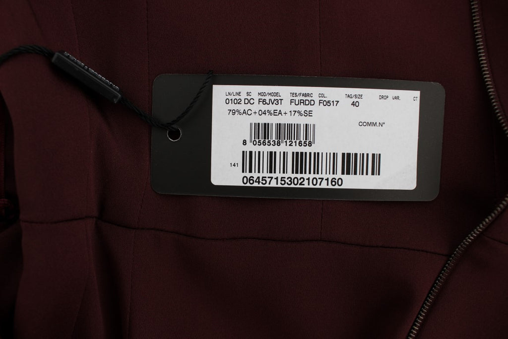 Robe moulante longue en stretch bordeaux de Dolce & Gabbana, élégante et ajustée, visible en détail dans l'image.