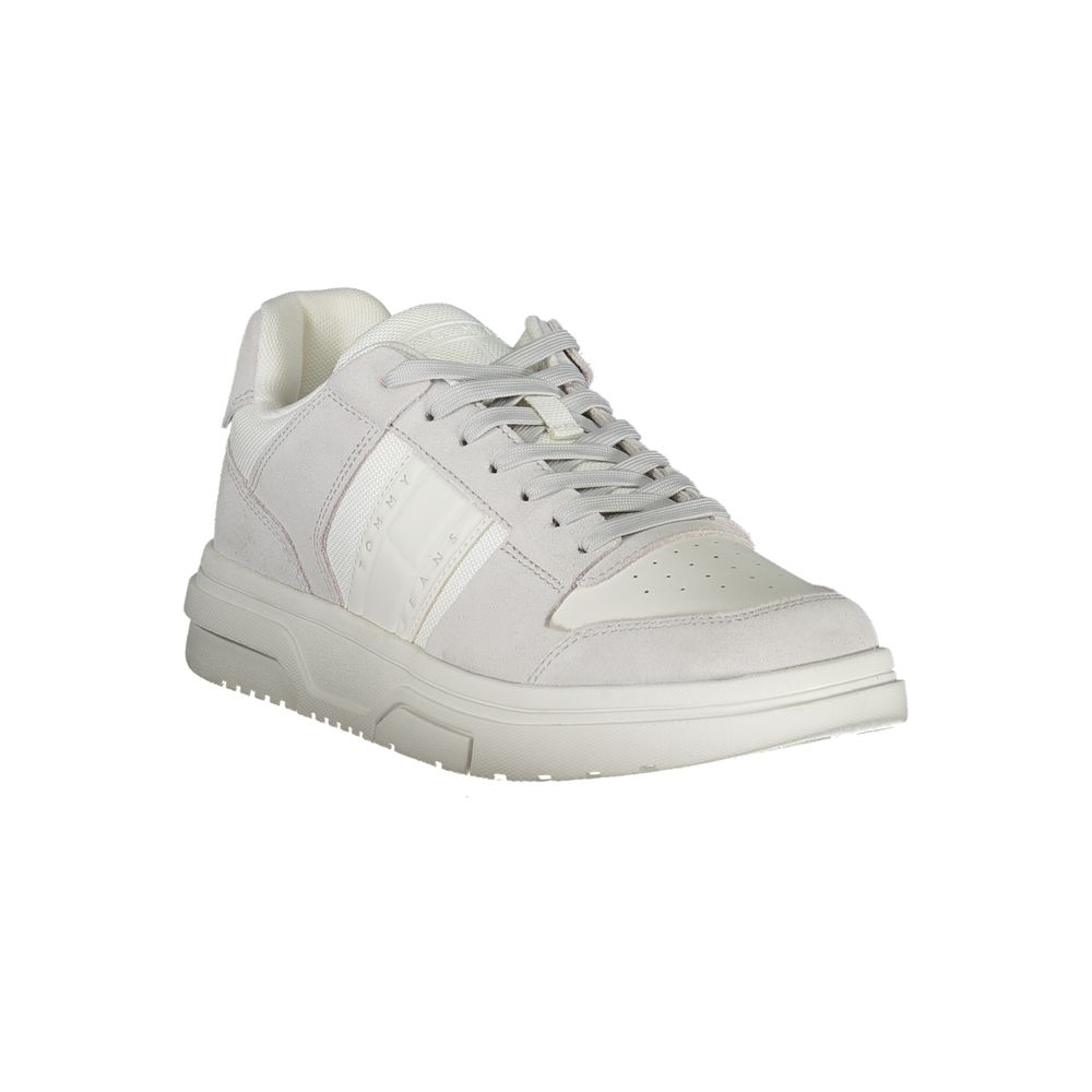 Sneakers blanches en polyuréthane pour hommes de la marque Tommy Hilfiger, vue en gros plan.