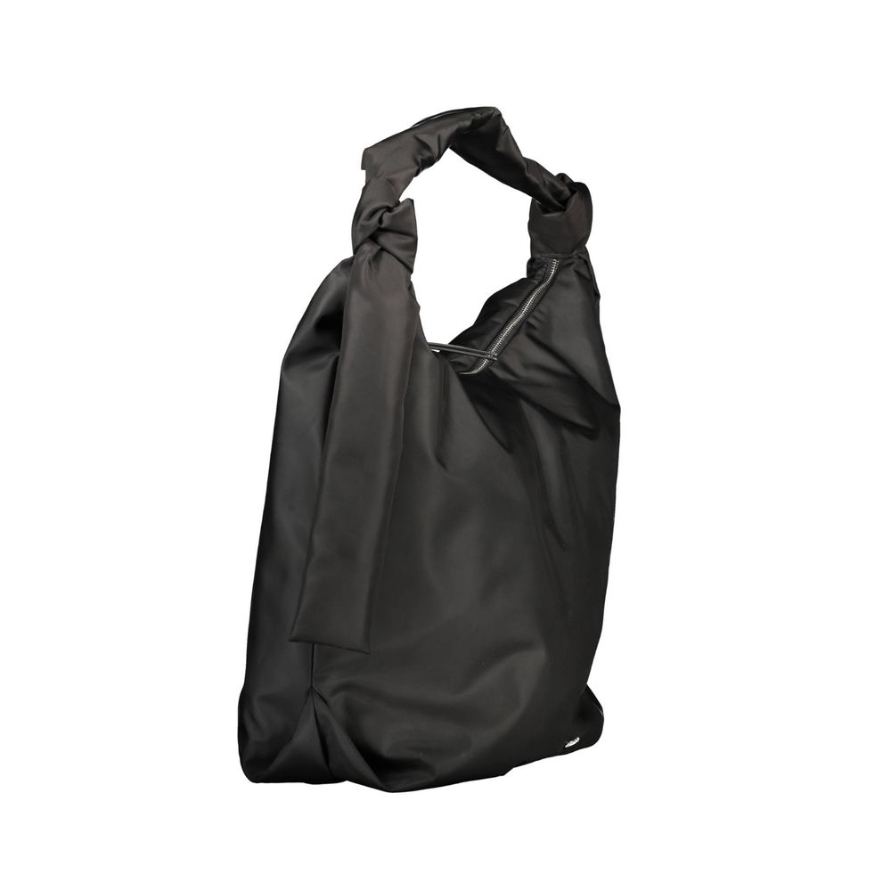 Sac à main noir en polyester pour femme de Calvin Klein, porté sur l'épaule, avec détail de la marque visible.