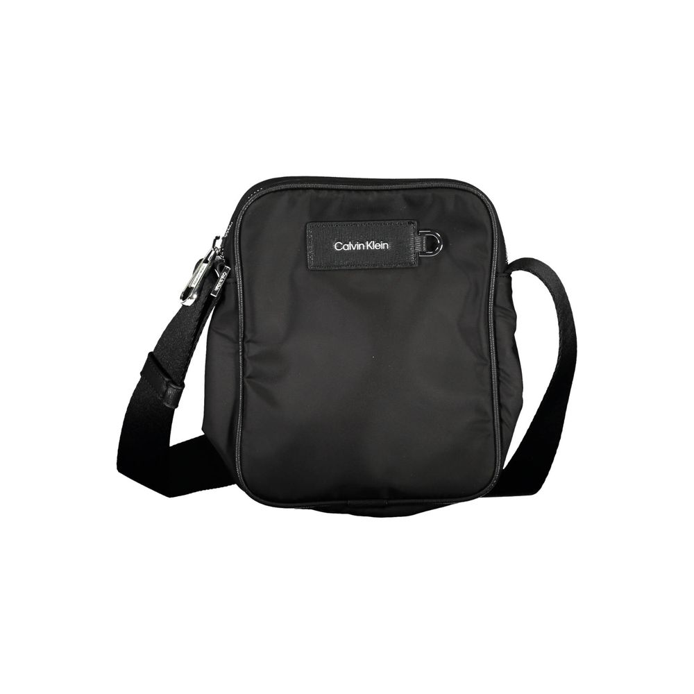 Sac à bandoulière en polyester noir pour homme de la marque Calvin Klein, avec compartiments visibles et design moderne.