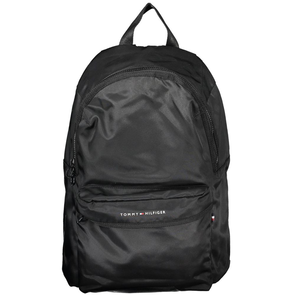 Sac à dos homme Tommy Hilfiger en polyester noir, avec poches et logo distinctif, pour un style pratique et élégant.