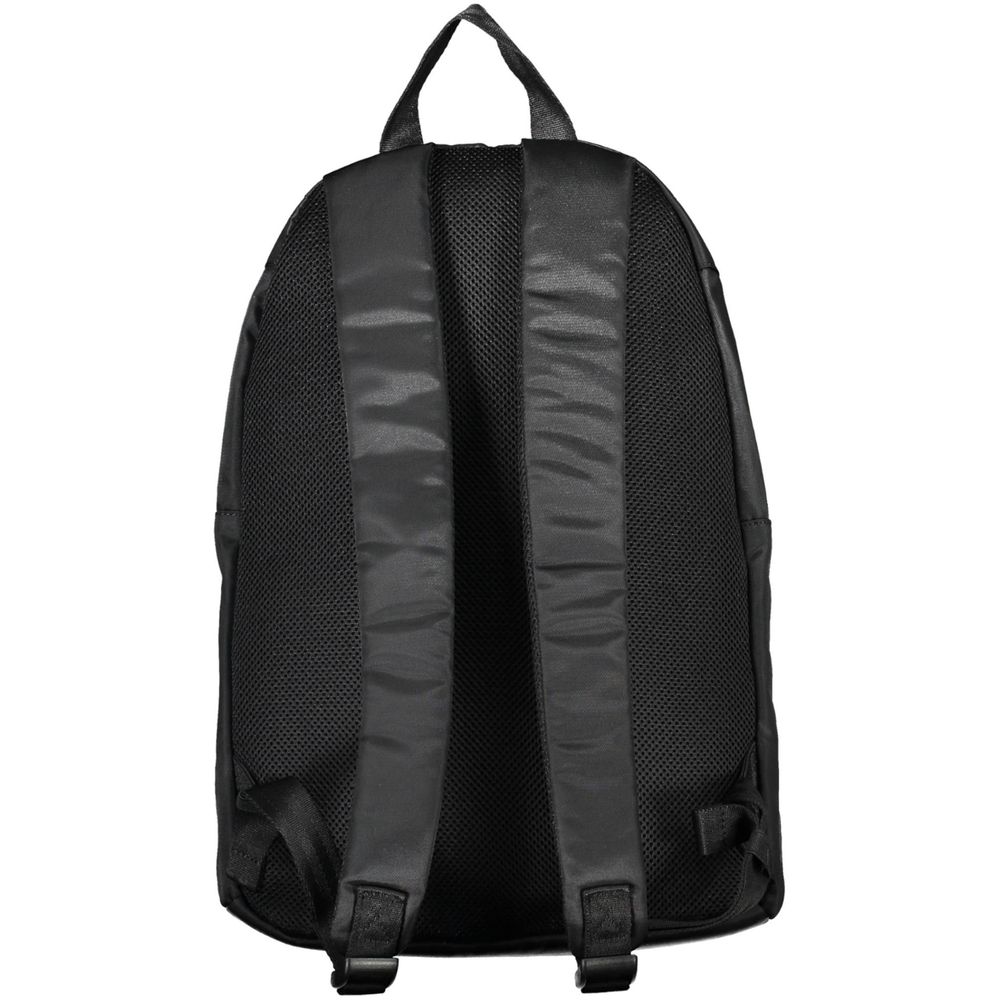 Sac à dos pour homme Tommy Hilfiger en polyester noir, avec compartiments et logo signature visible.