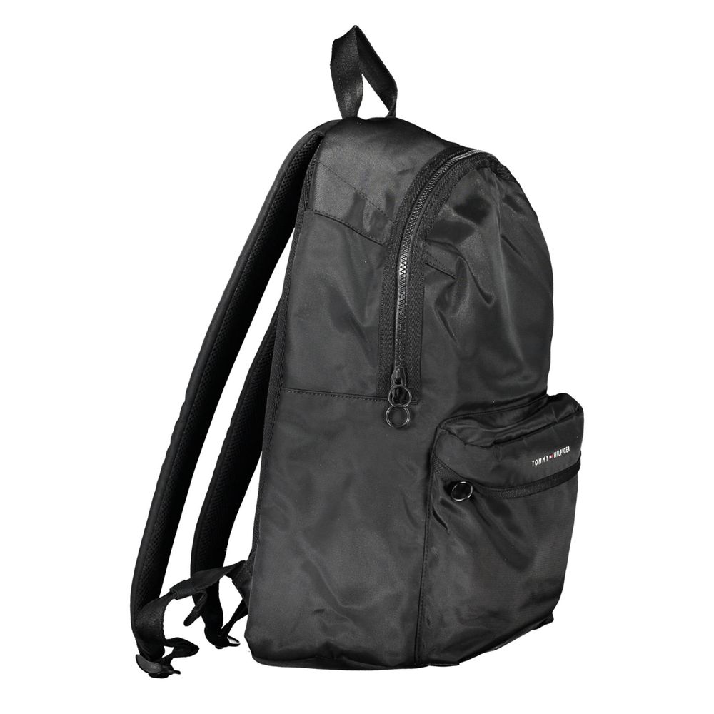 Sac à dos pour hommes Tommy Hilfiger en polyester noir, avec compartiments et logo distinctif.