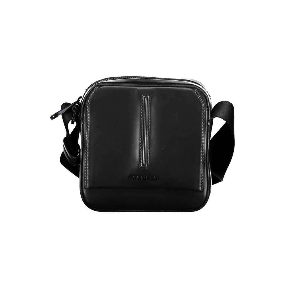 Sac à bandoulière pour homme Calvin Klein en polyester noir, avec poches et détails modernes visible sur l'image.