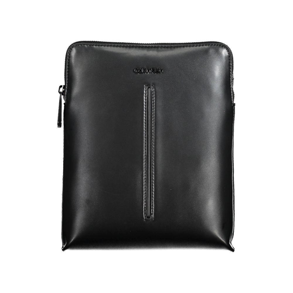 Sac à bandoulière en polyuréthane noir pour homme de la marque Calvin Klein, avec fermeture et poches visibles.