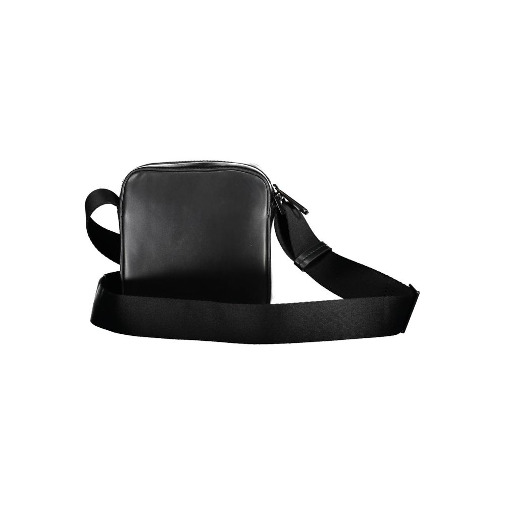 Sac à bandoulière pour homme en polyester noir de Calvin Klein, porté avec détails visibles.