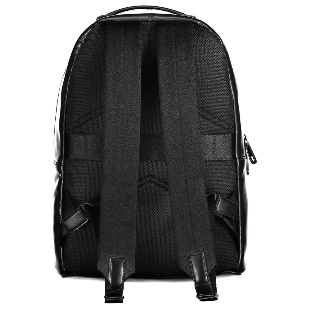 Sac à dos pour homme Calvin Klein en polyester noir, avec poignées et compartiments visibles.