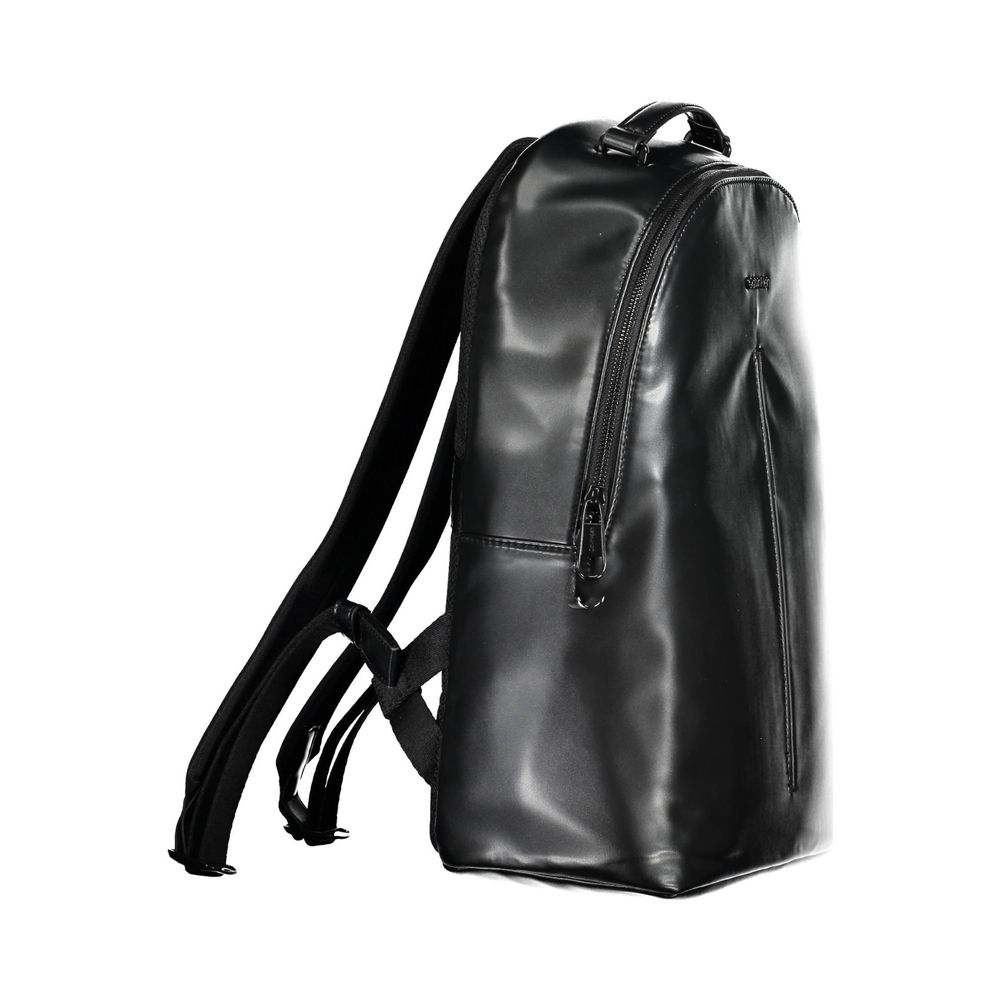 Sac à dos homme Calvin Klein en polyester noir, avec poignées et compartiments visibles.