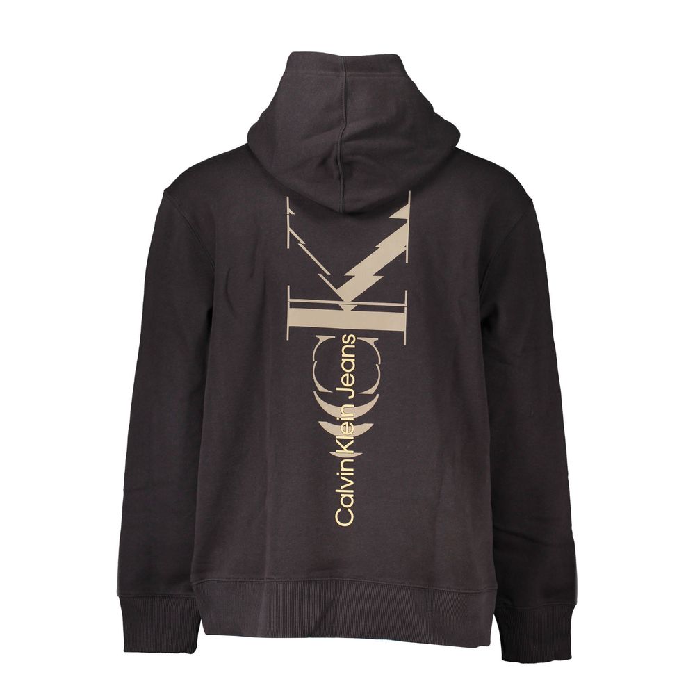 Sweat à capuche noir pour hommes de Calvin Klein en coton, avec logo discret sur la poitrine, porté dans une tenue décontractée.
