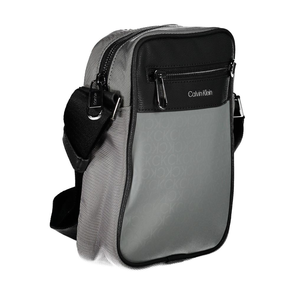 Sac à bandoulière pour homme Calvin Klein Grigio en polyester, visible avec poches et logo de la marque.