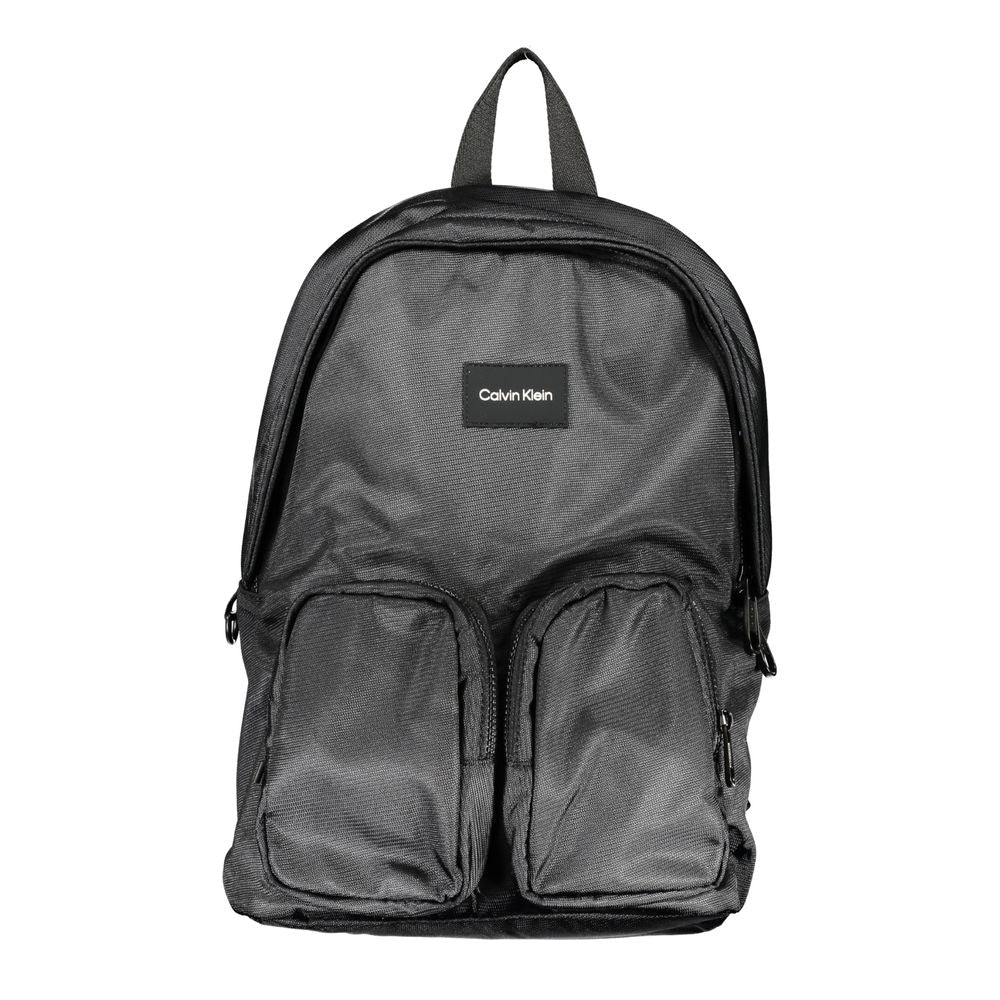 Sac à dos homme Calvin Klein en polyester noir, design moderne avec compartiments spacieux et logo de la marque visible.