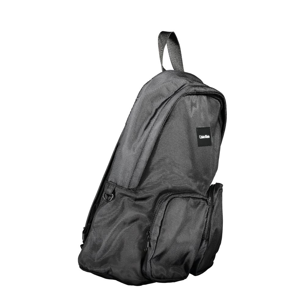 Sac à dos pour homme Calvin Klein en polyester noir, design moderne avec compartiments spacieux.