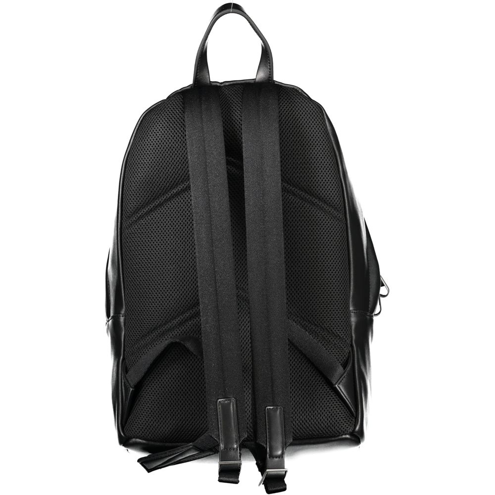 Sac à dos homme Calvin Klein en polyester noir, avec poches et logo discret, idéal pour le quotidien.