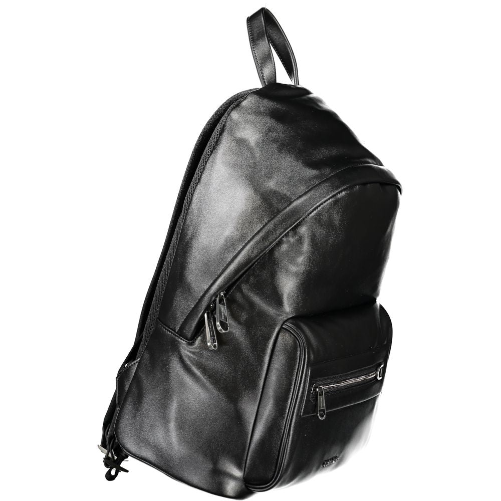 Sac à dos pour homme Calvin Klein en polyester noir, avec poignées et compartiments visibles.