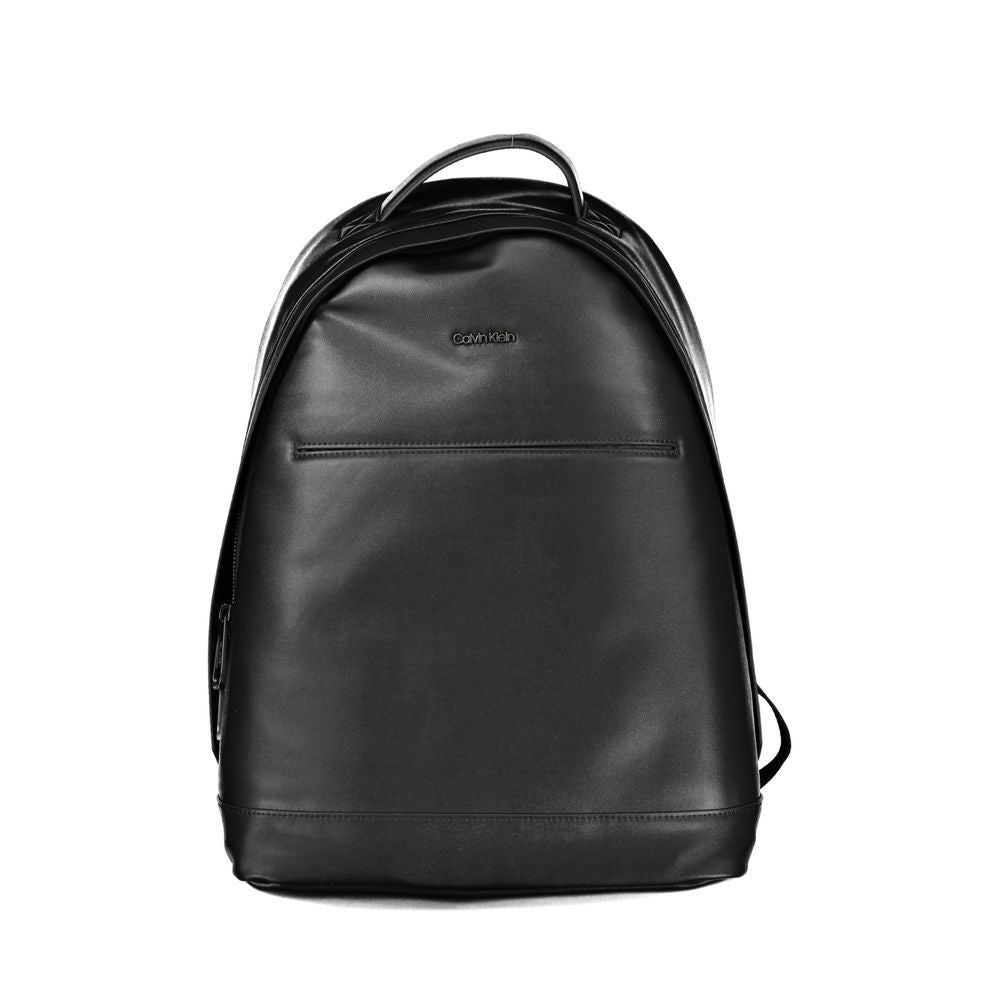Sac à dos homme Calvin Klein en polyester noir, avec compartiments et design épuré visible sur l'image.